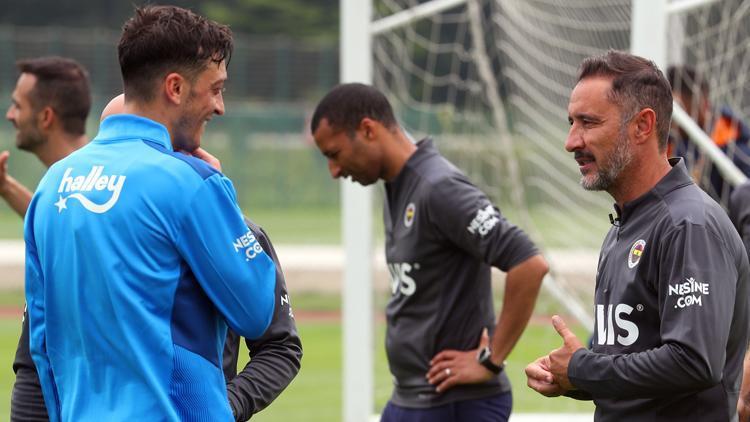 Fenerbahçe idmanında dikkat çeken fotoğraf Vitor Pereira ve Mesut Özil...