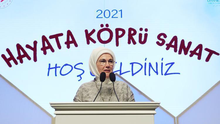 Emine Erdoğan, devlet korumasındaki çocukların hazırladığı tiyatro gösterisini izledi