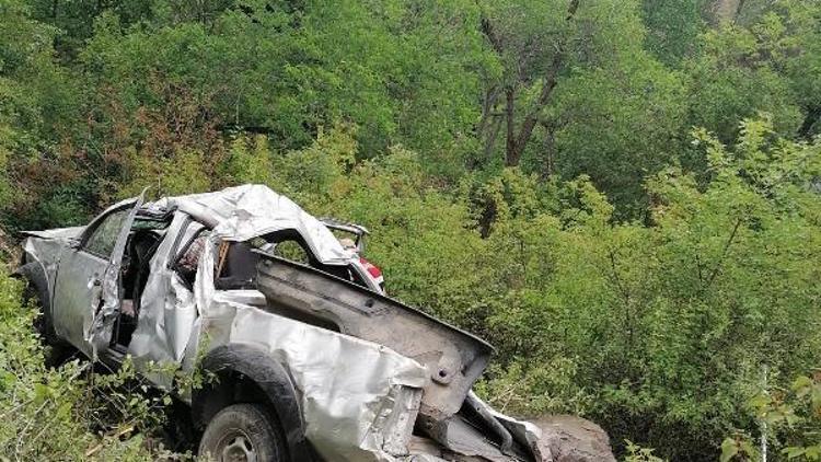 Gümüşhanede kamyonet şarampole yuvarlandı, 3 kişi yaralandı