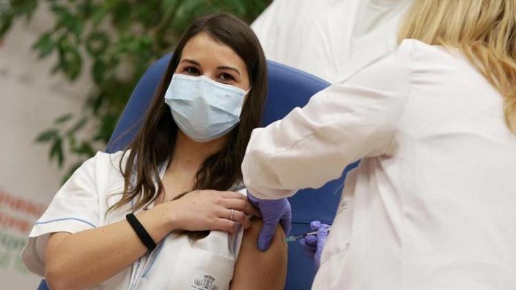 Fransadan flaş karar Hastane ve bakımevi çalışanlarına Kovid-19 aşısı artık zorunlu