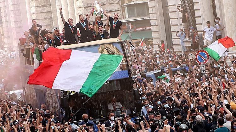 Avrupa şampiyonu İtalya Milli Takımı, Romada şampiyonluk turu attı