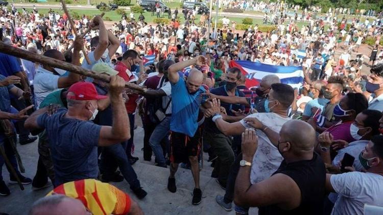 Kübada hükümet karşıtı protestolara katılan göstericilerden biri hayatını kaybetti