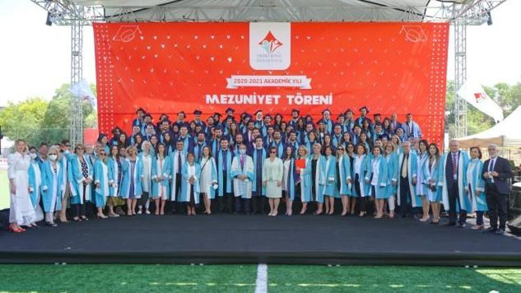 YİÜ Tıp Fakültesi ilk mezunlarını verdi