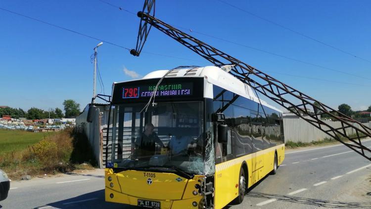 Başakşehirde elektrik direği İETT otobüsünün üstüne devrildi