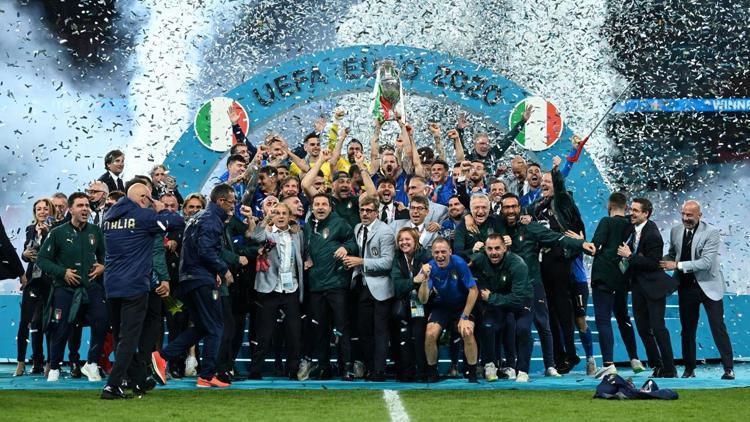 EURO 2020 şampiyonu İtalyaya devlet nişanı verilecek