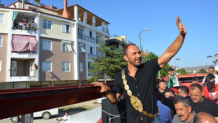 Başpehlivan Ali Gürbüz’e, baba ocağında coşkulu karşılama