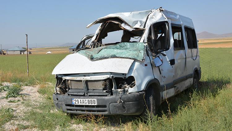 Ağrıda minibüs devrildi 3 kişi hayatını kaybetti