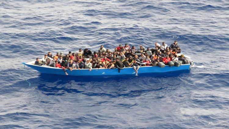MSB: Tunus kıyılarına sürüklenen teknedeki 80 göçmen kurtarıldı