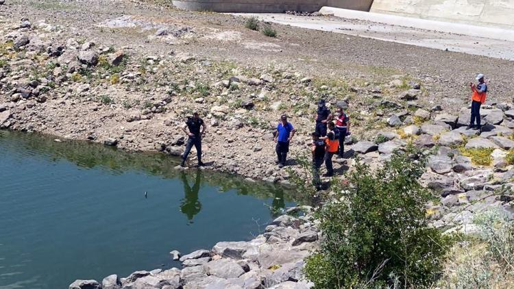 Ailesine not bırakıp gittiği gölette cansız bedeni bulundu