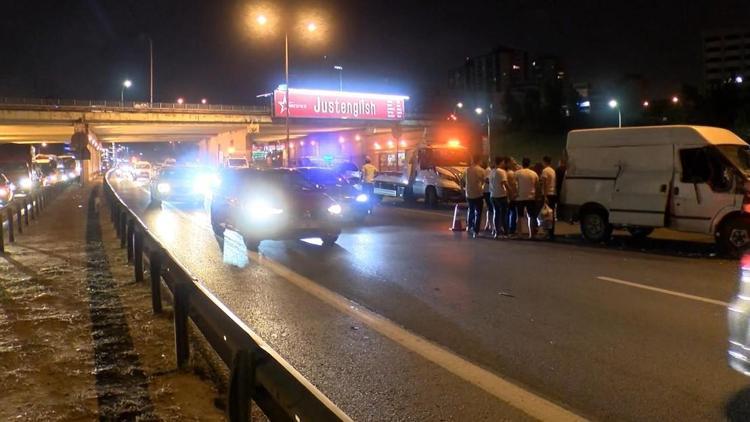 Maltepede 3 aracın karıştığı trafik kazasında 2 kişi yaralandı