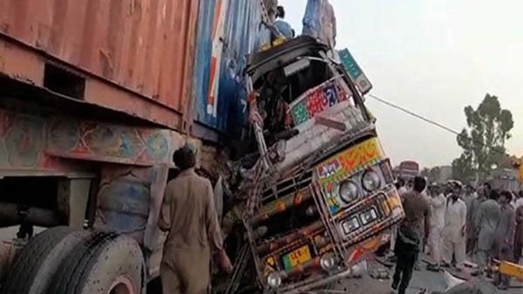 Son dakika: Pakistanda korkunç trafik kazası: 28 ölü, 40 yaralı