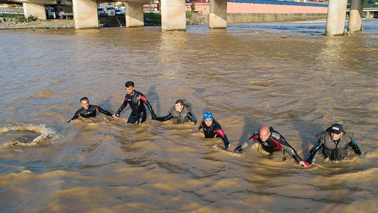 Rizede selde kaybolan 2 kişi için arama çalışmaları sürüyor