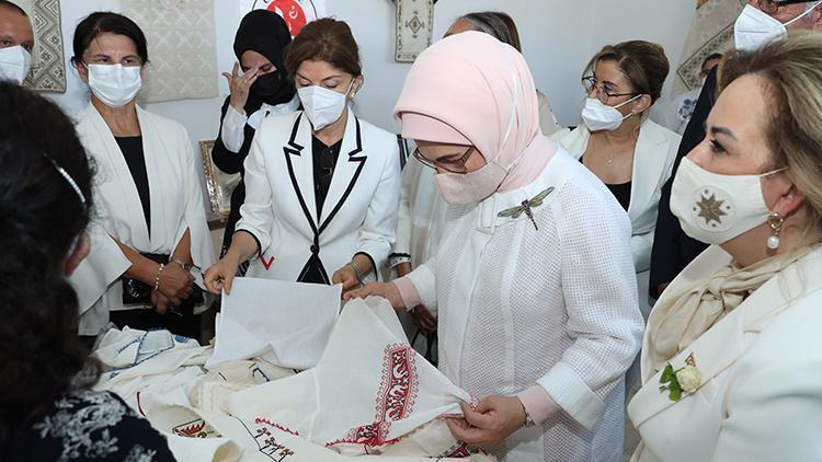 Emine Erdoğan, Girne Belediyesi Sosyal Yaşam Merkezini ziyaret etti