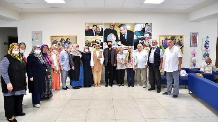 Tuzla Belediye Başkanı Yazıcı’dan Yaşlılar Merkezi’ne bayram ziyareti