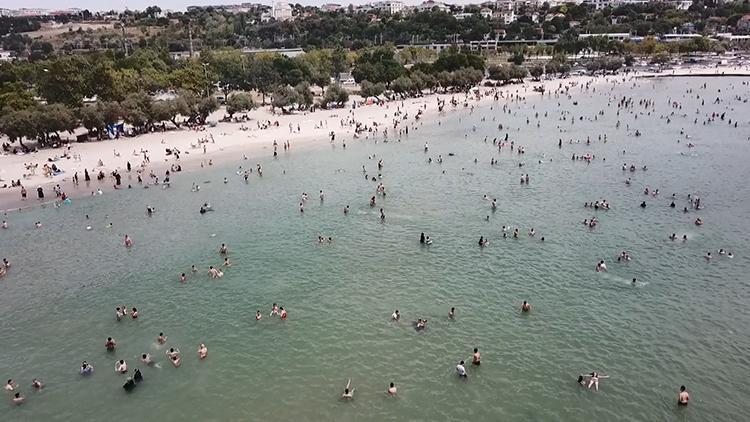 İstanbulda sıcaktan bunalan soluğu Menekşe Plajında aldı Adım atacak yer kalmadı