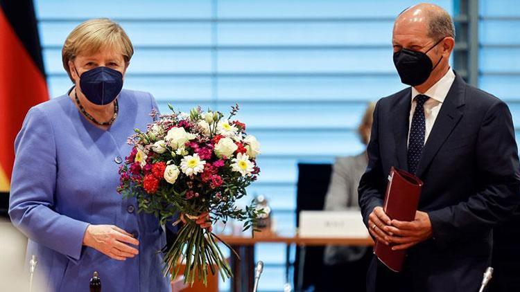 Scholz’dan Merkel’e doğum günü çiçeği