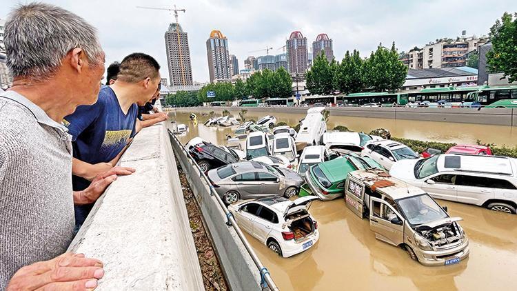 Sel felaketi bu kez Çin’i vurdu: 25 ölü... Metroyu boğaza kadar su bastı