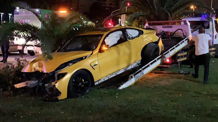 Gece yarısı Caddebostanda ilginç olay Lüks araçla kaza yapıp kaçtı