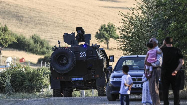 Kaçan kurbanlığın peşinde kayboldu