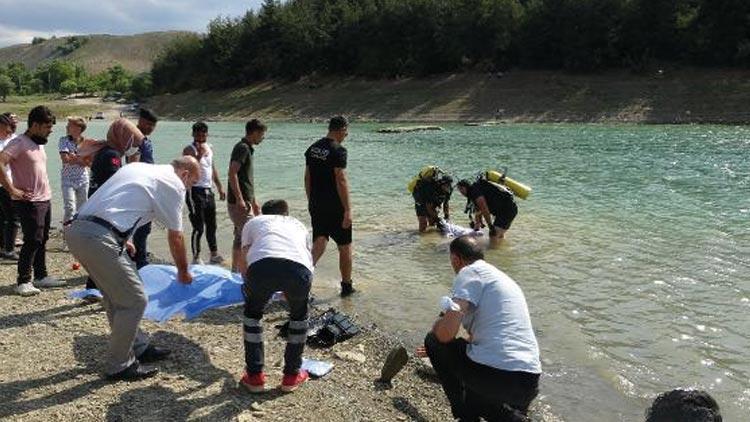 Baraj gölünde çırpınan 3 çocuğunu kurtardı, kendisi boğuldu