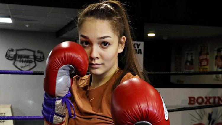 Türk boksör Dilara Yücel, rakibinin koronavirüs testi pozitif çıkınca orta sıklet kemerinin sahibi oldu