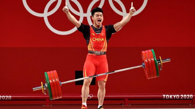 Tokyo 2020de Çinli halterci Zhiyong Shi, üç olimpiyat rekoruyla altın madalya kazandı