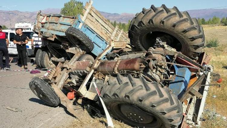 Tarım işçilerini taşıyan traktör ile kamyon çarpıştı: 2 ölü, 6 yaralı