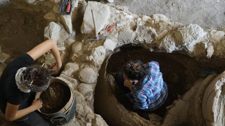 Balıkesirdeki Antandros Antik Kentinde 2 bin 400 yıllık pitos mezar bulundu