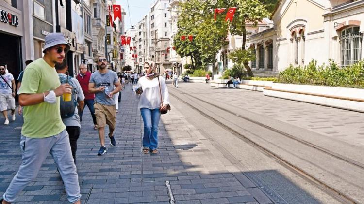 Sıcak İstiklal’i ikiye böldü