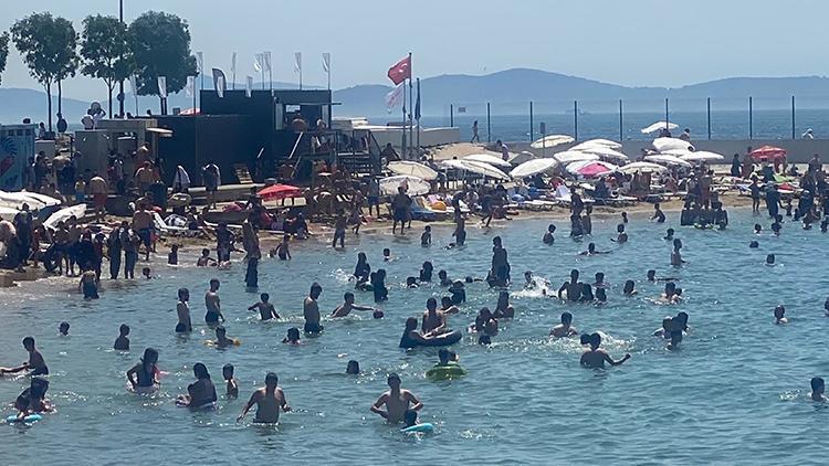 İstanbulda şaşırtan görüntü Caddebostan Sahiline akın ettiler