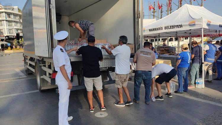 MSB: Aksaz Deniz Üs Komutanlığının yardım kolileri Kızılaya teslim edildi