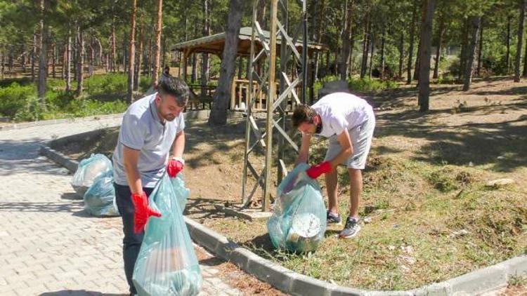 Turhalda gençler, belediye ekipleriyle çevre temizliği yaptı