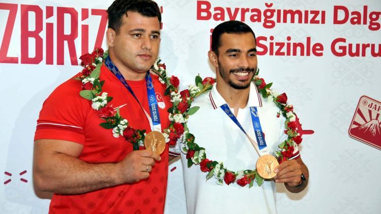 Tokyo 2020de bronz madalya kazanan Rıza Kayaalp ve Ferhat Arıcan, İstanbula geldi