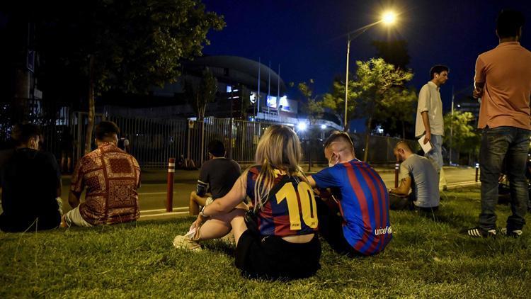 Son Dakika: Barcelonada taraftarlar Lionel Messi için toplandı