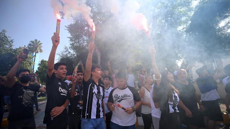 Beşiktaş kafilesine Adanada coşkulu karşılama