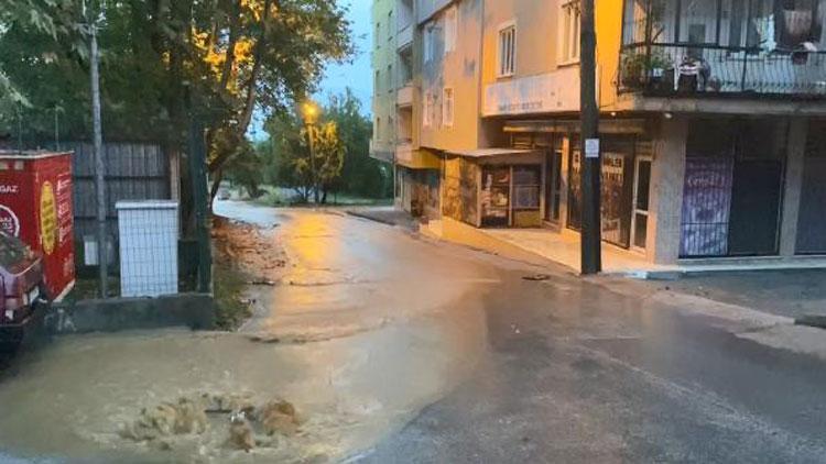 Bursada sağanak Ev ve iş yerlerini su bastı