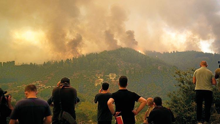 Yunanistan sönmüyor... Eğriboz ve Mora yanıyor