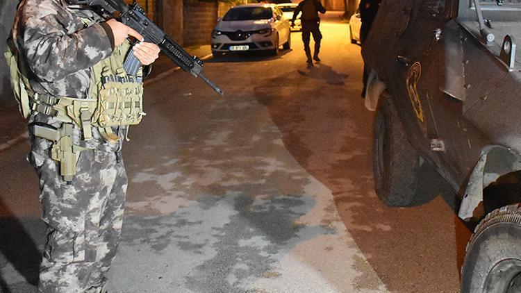 Adanada Elinde uzun namlulu silahla sokakta dolaşan şüpheli yakalandı