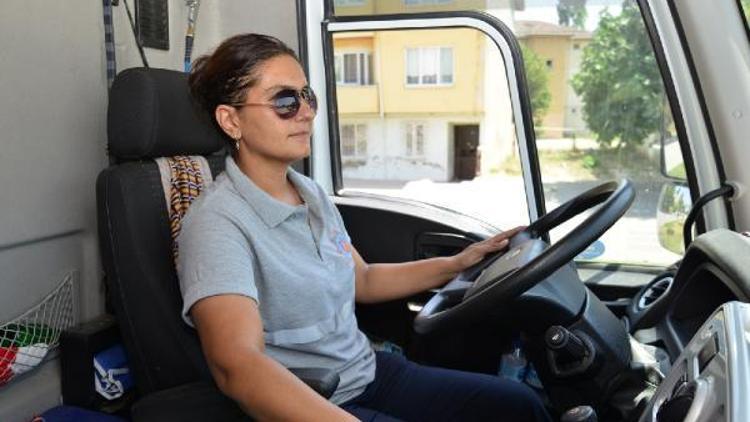 Gemlik Belediyesinde ilk kadın ağır vasıta şoförü göreve başladı