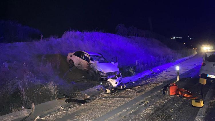 Manisada iki otomobil çarpıştı: 1 ölü, 3 yaralı