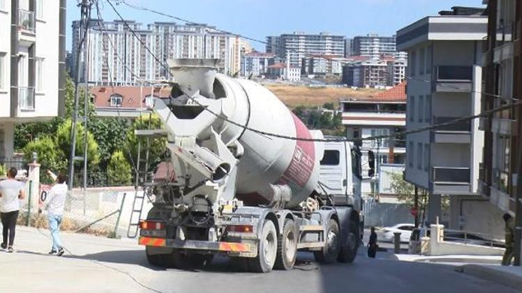 Beylikdüzünde panik Beton mikseri elektrik telini kopardı