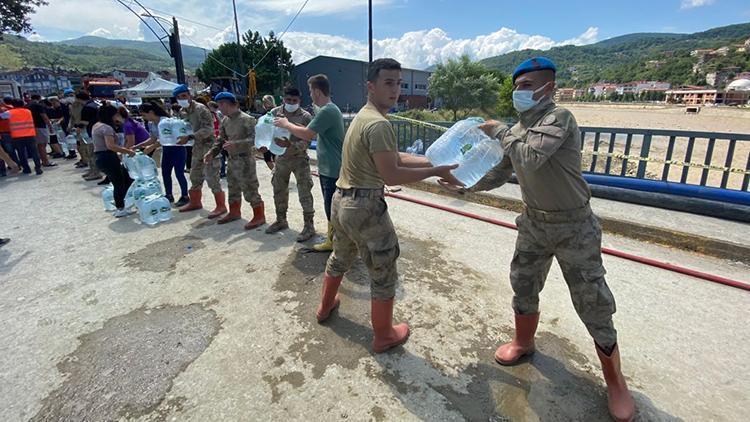 Sinopun Ayancık ilçesindeki selde köprüler yıkıldı, yardımları ulaştırmak için 150 metrelik insan zinciri oluşturdular