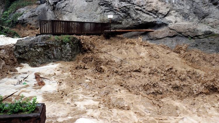 Son dakika... Meteorolojiden Doğu Karadeniz için kritik uyarı 2 ilde metrekareye 100 kilogram yağış bekleniyor