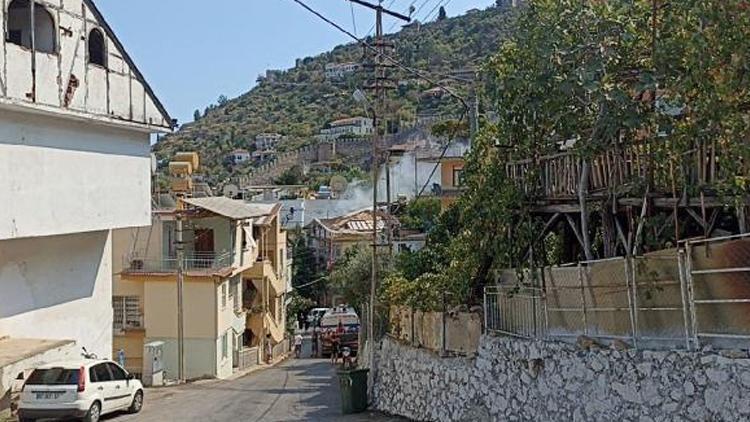 Alanya Kalesi yakınlarında çatı yangını