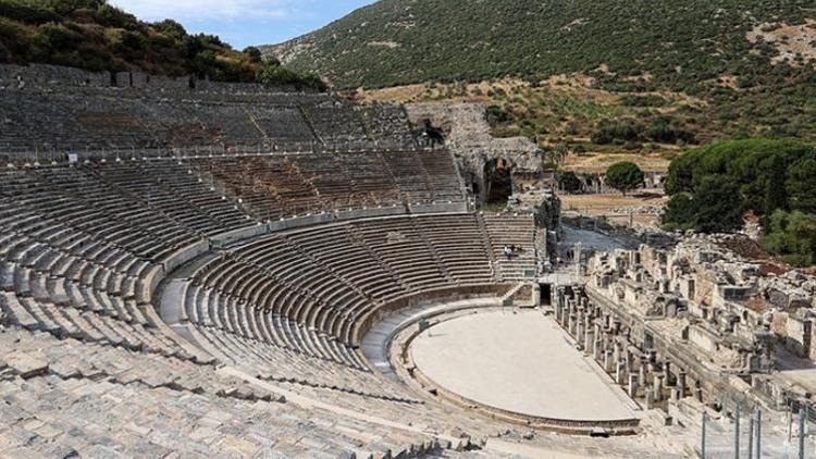 Antik dünyanın gözdesi Efes Tiyatrosu 3 yıl aradan sonra sanat için kapılarını aralıyor