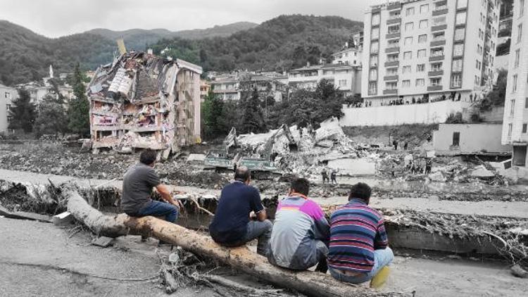 Bozkurttaki Ölçer Apartmanında enkaz kaldırma çalışması Acı bekleyiş...