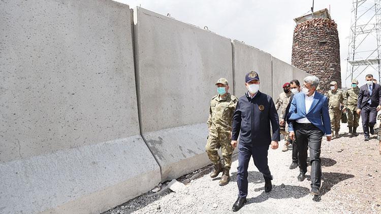 Akar’dan İran sınırında kaçak göç denetimi... ‘Biz buradayız, giremezler komutanım’