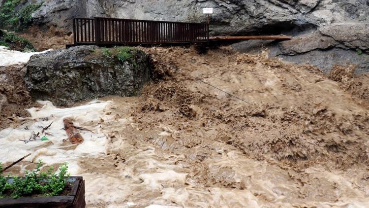 Son dakika Meteorolojiden Doğu Karadeniz için kuvvetli sağanak uyarısı