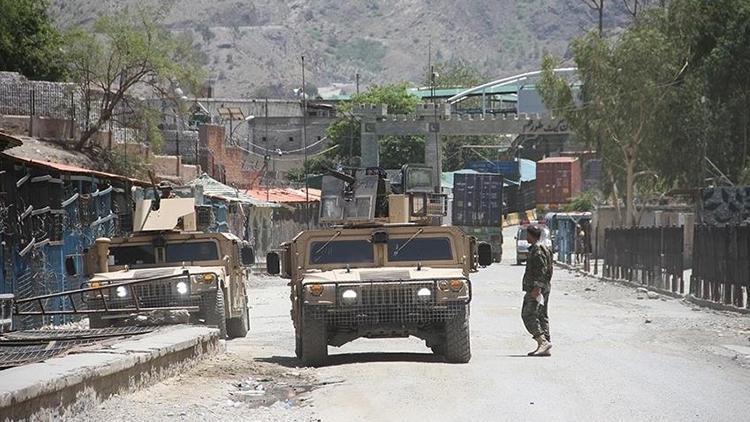 Afganistanda 2 vilayet merkezi daha Taliban kontrolüne geçti