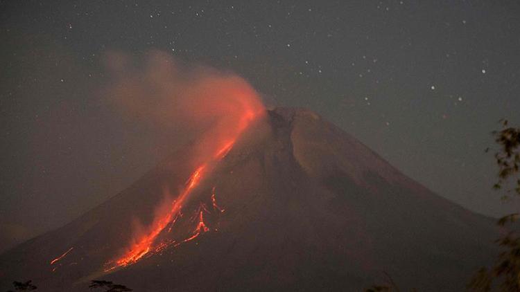 Endonezyadaki Merapi Yanardağında patlama gerçekleşti